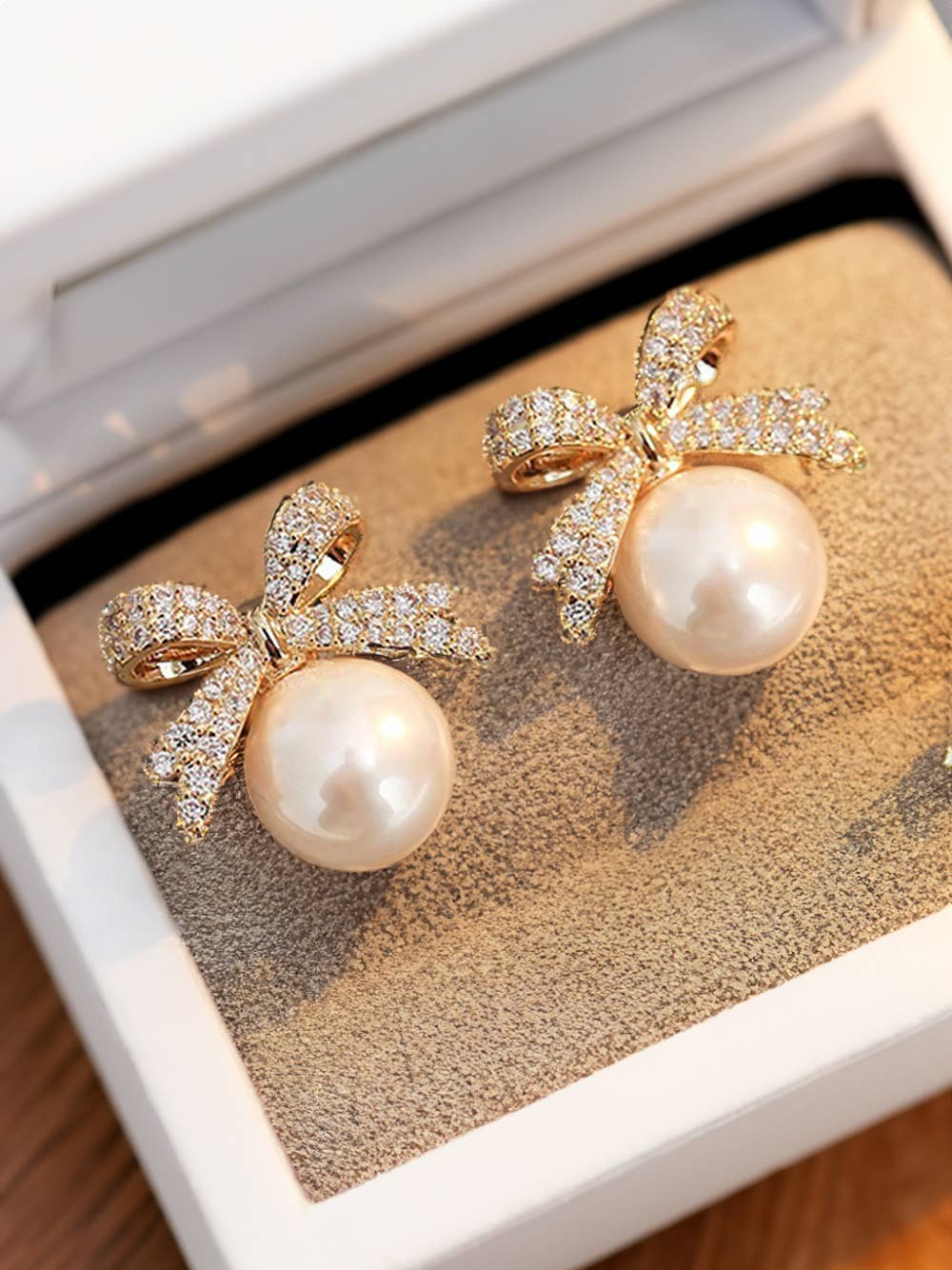 Rhinestone Bowknot & Pearl | Gold Plated | Water Resistant
