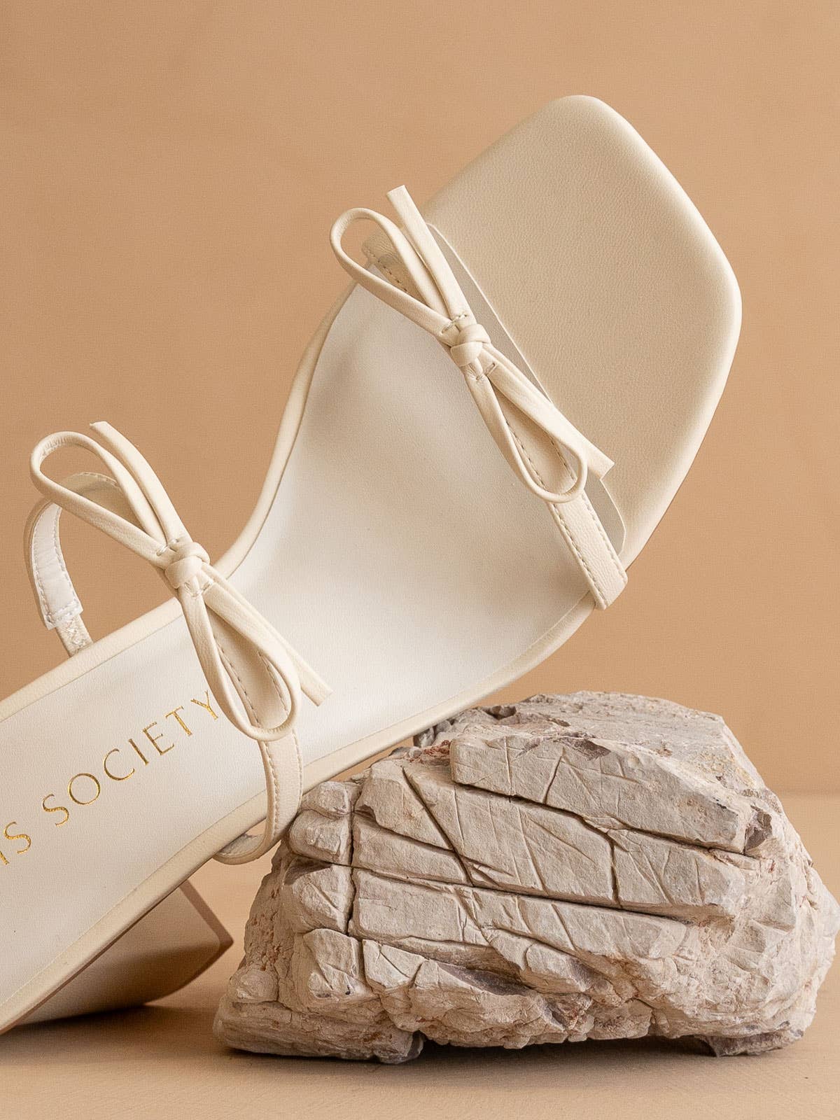 The Wendy Classic Bow Heel – Bone/DreamCloud Comfort