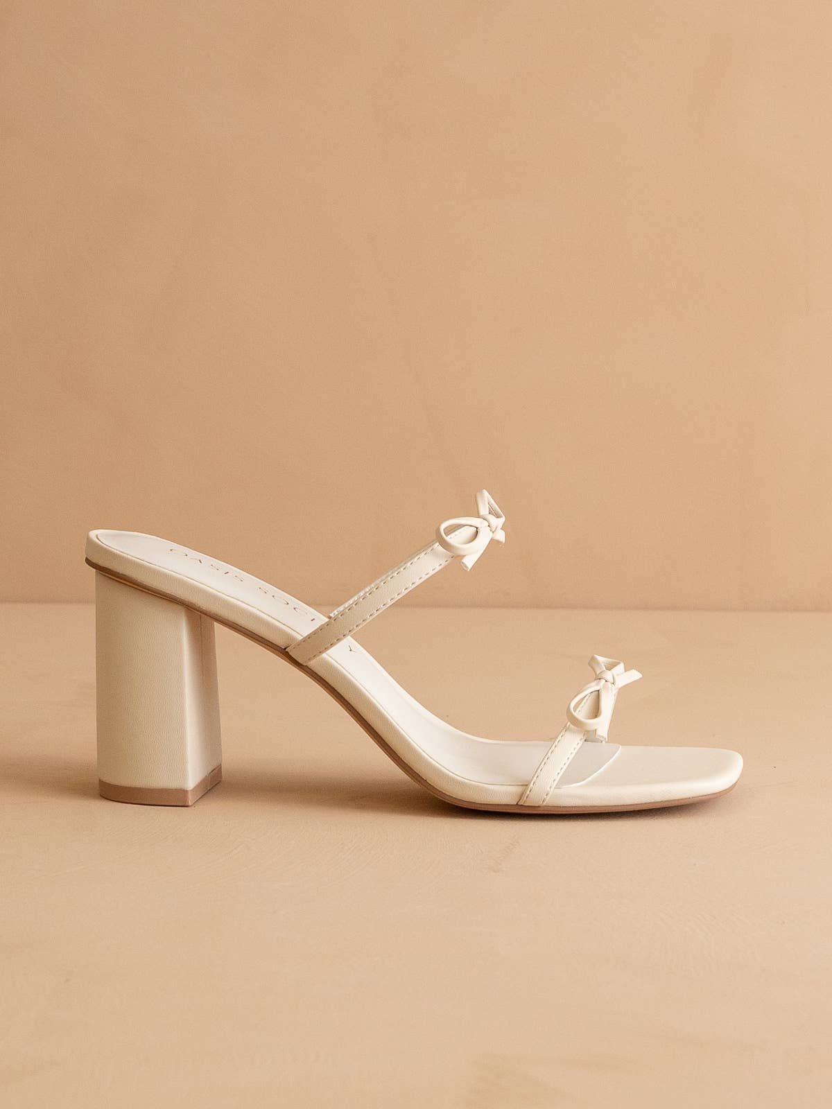 The Wendy Classic Bow Heel – Bone/DreamCloud Comfort